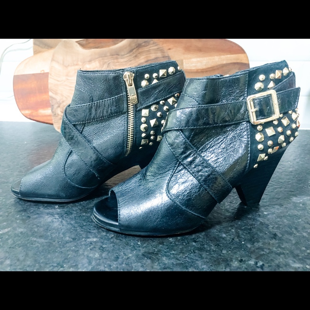 ⭐️SOLD⭐️Vince Camuto Black Leather Gold Studded